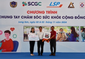 Chăm sóc sức khỏe cho hơn 400 người dân xã Long Sơn